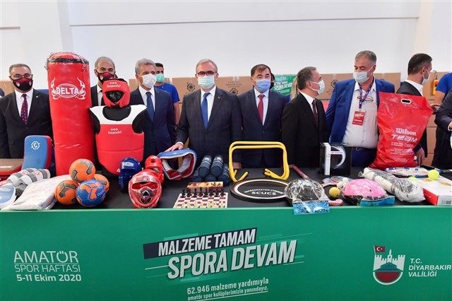 Diyarbakır Valisi  Karaloğlu’ndan Amatör Sporculara Malzeme Desteği
