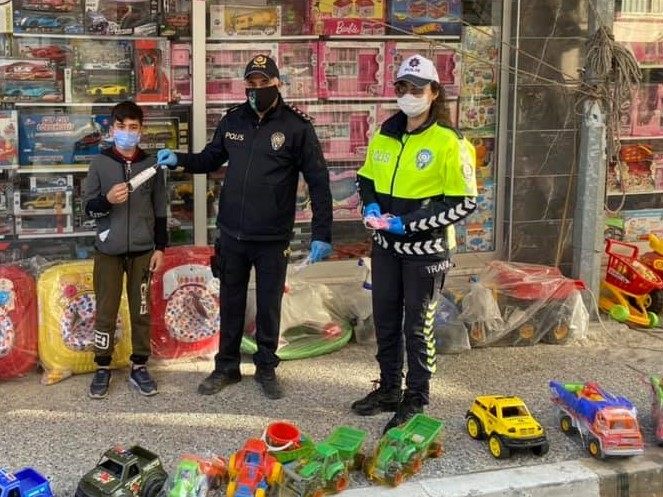 Yatağan’da Polis Amcalar Maske Dağıttı