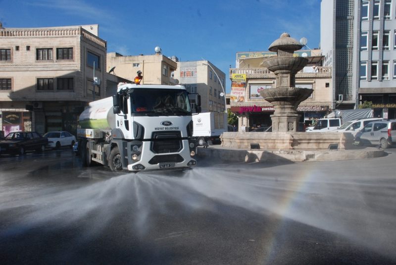 Midyat’ta Cadde ve sokaklar korona virüse karşı sabunlu su ile yıkanıyor