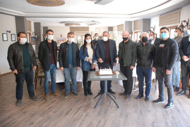 Başkan Şahin, 10 Ocak Gazeteciler Gününü Pasta Keserek Kutladı
