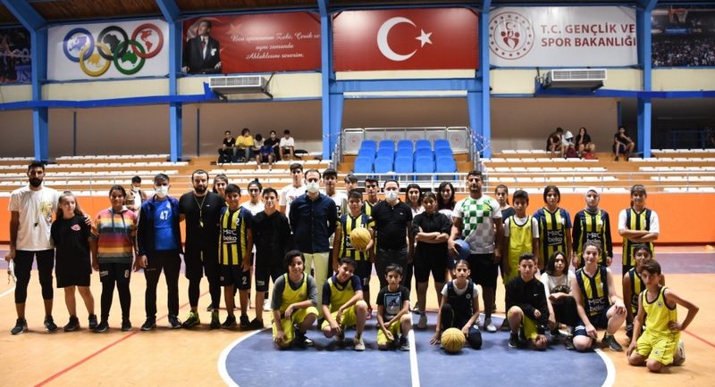 Nusaybin Kaymakamı  Ercan Kayabaşı, Fenerbahçe Basketbol Okulu sporcularını ziyaret etti.