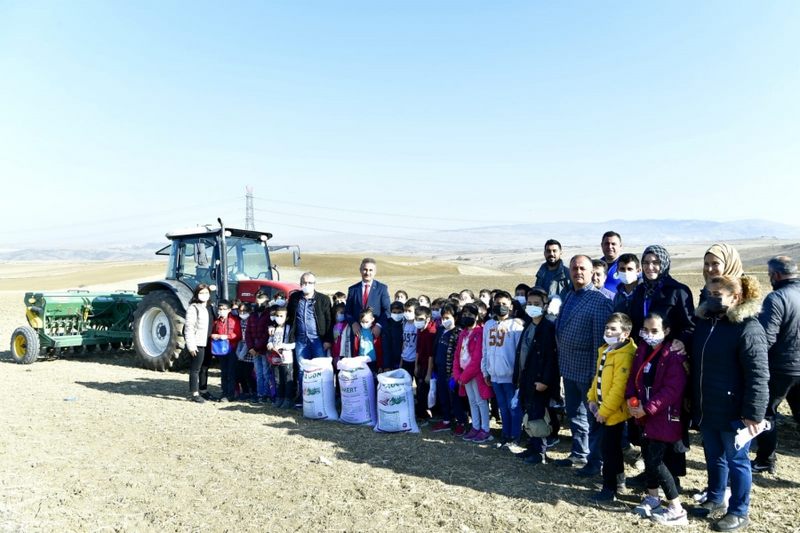 Mamak Belediye Başkanı Köse, öğrencilerle tohum ekti