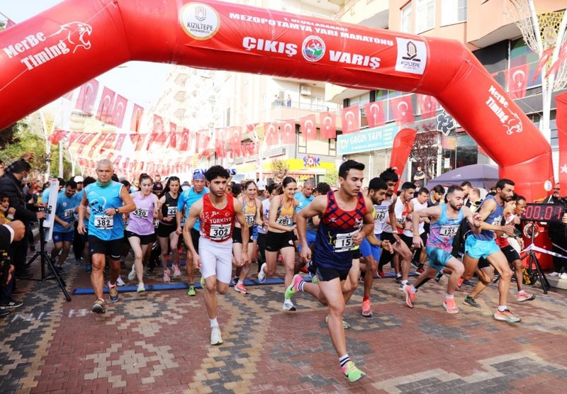 Mardin Valisi Demirtaş, 1.Uluslararası Mezopotamya Yarı Maraton Koşusunun Startını Verdi