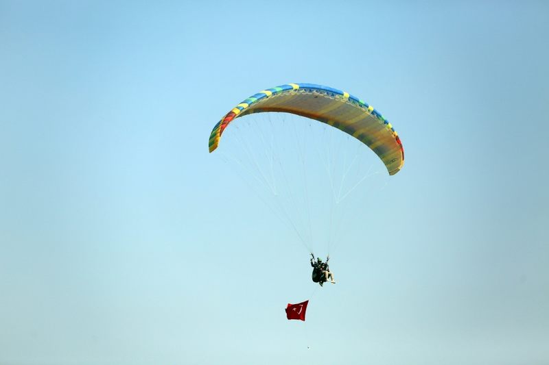 Yamaç Paraşütü Festivalinde  Gençler  Mardin Semalarında Tur Attı