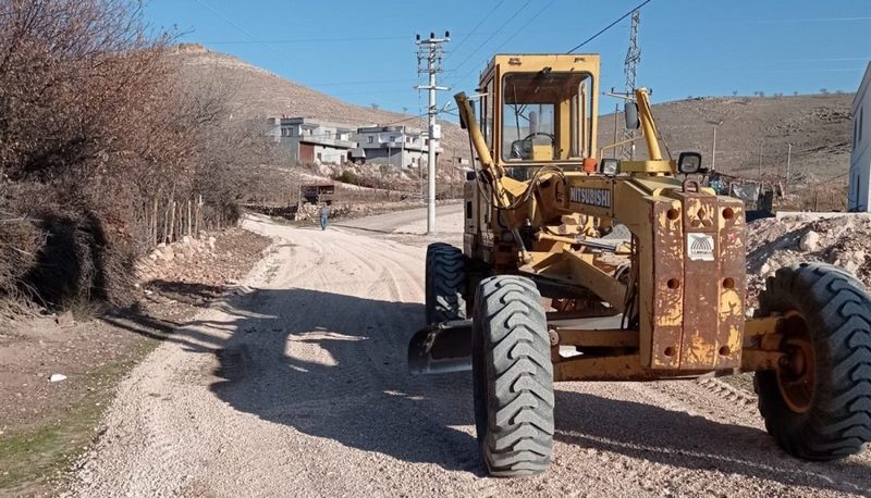 MAZIDAĞI İLÇESİNDE MAHALLE İÇİ YOLLAR MUCURLANIYOR