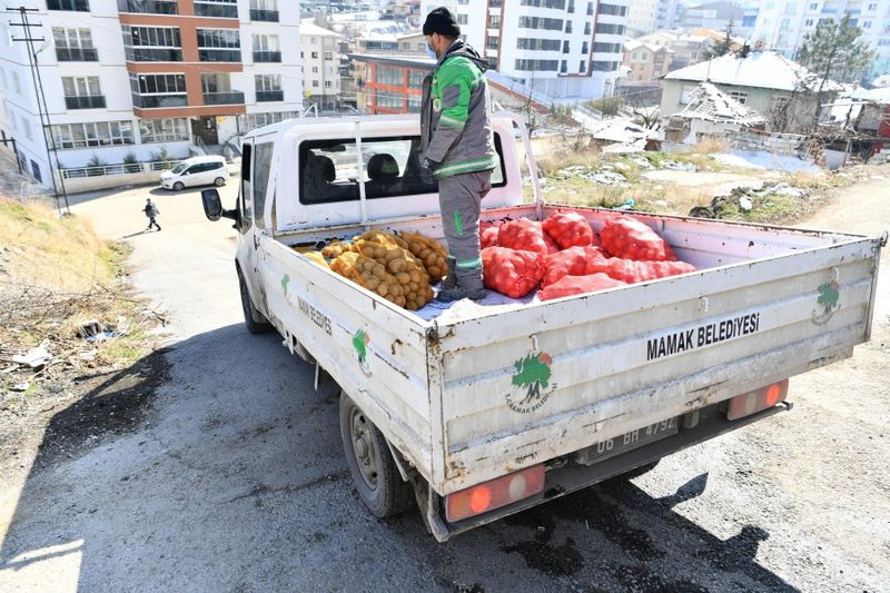 Mamak Belediyesinden İhtiyaç sahibi ailelere soğan ve Patates