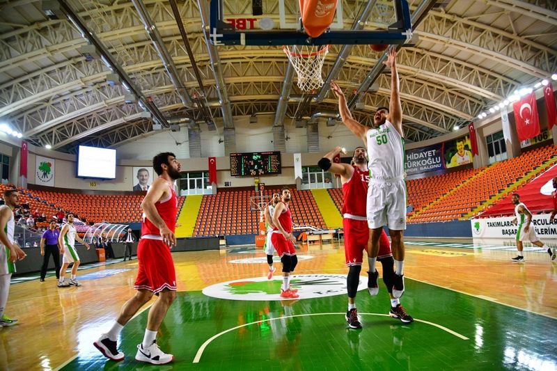 Mamak Belediyesi Basketbol Takımı  lideri devirdi