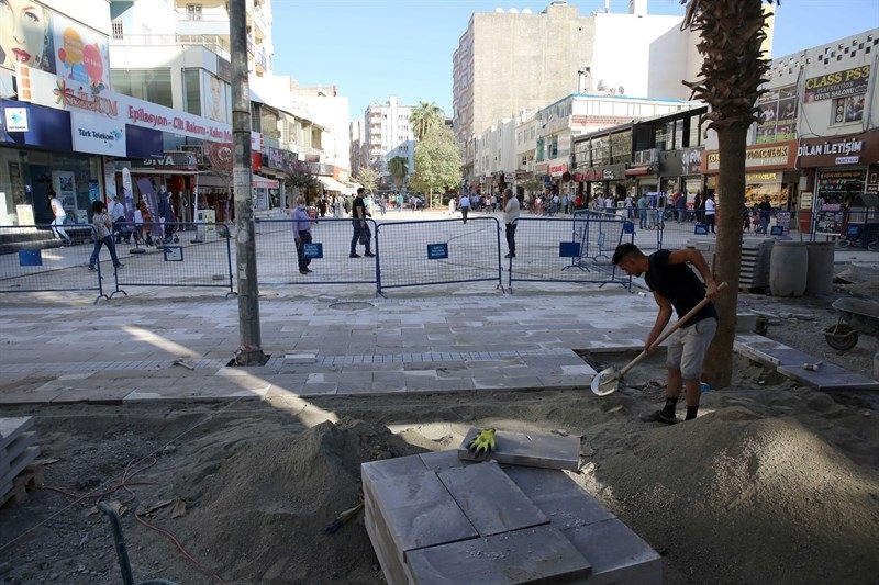 Kızıltepe Cumhuriyet Meydanı Yenileme Çalışmaları Devam Ediyor