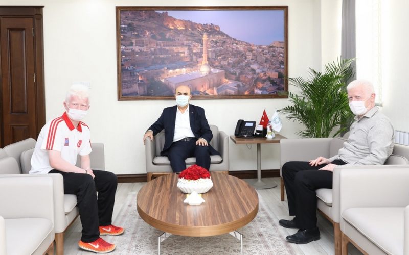 Mardin’li Atlet Yusuf Sevincini Mardin Valisi Demirtaş İle Paylaştı