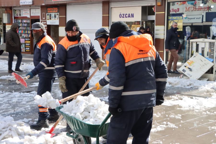 Kızıltepe Belediyesinin  karla mücadele çalışmaları sürüyor