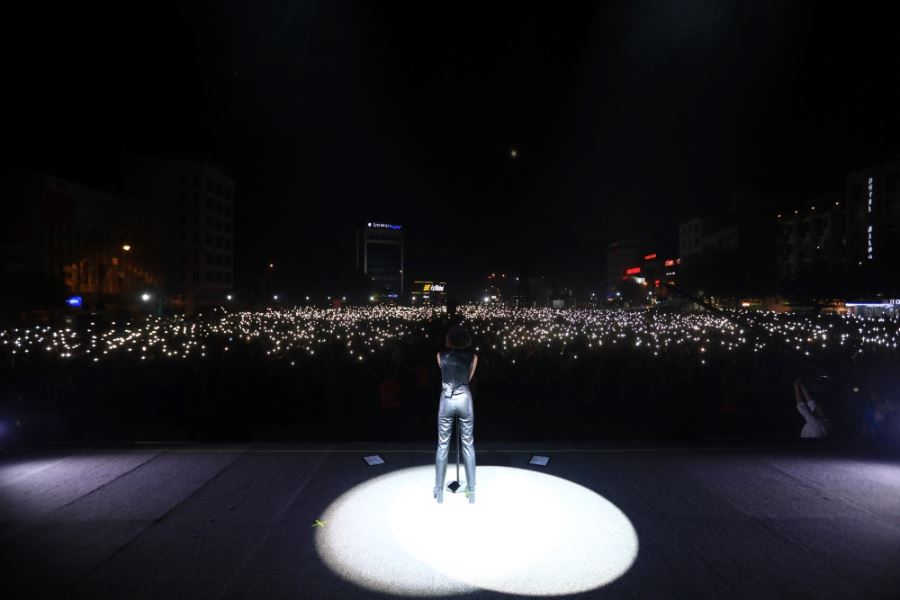 Diyarbakır’da Zeynep Bastık Konserini 70 bin kişi izledi!