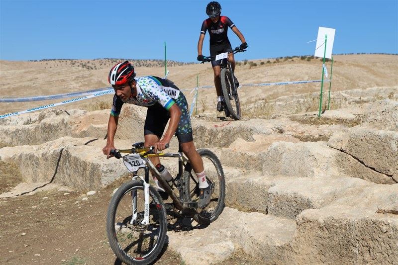 Dağ bisikletçileri Dara Antik Kent’te kıyasıya yarıştı