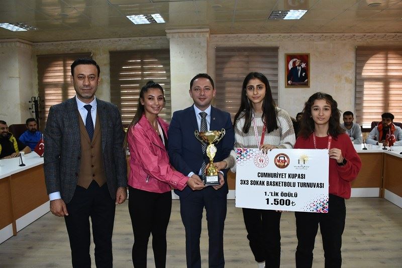 Ercan Kayabaşı, Cumhuriyet Kupası Şampiyonlarına Ödül Takdim Etti.