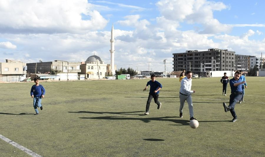 Nusaybin Kaymakamı Ercan Kayabaşı, Çocuklarla Birlikte Futbol Maçı Yaptı.