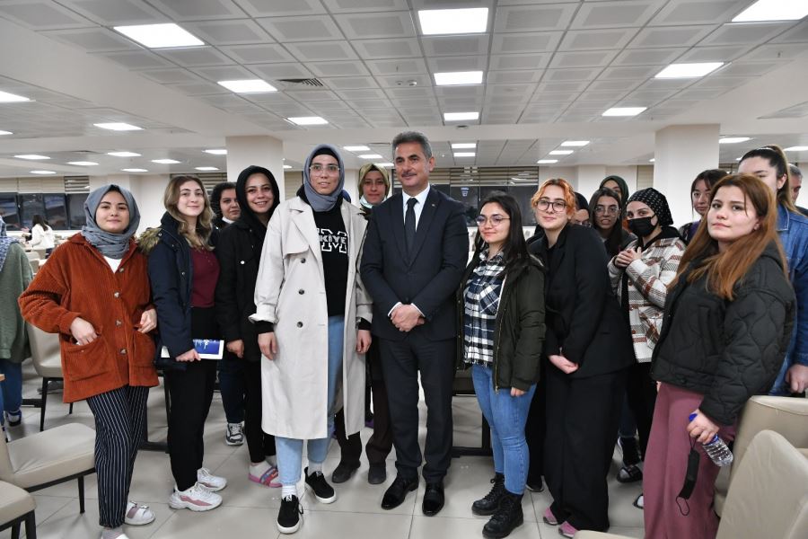 Mamak Belediye Başkanı Murat Köse, Kız Yurdunda İftarını Açtı