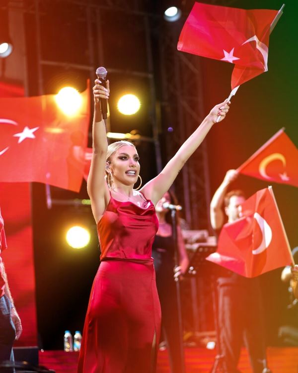 İrem Derici 30 Ağustos Zafer Bayramı konserinde Adaşına Umut Oldu!