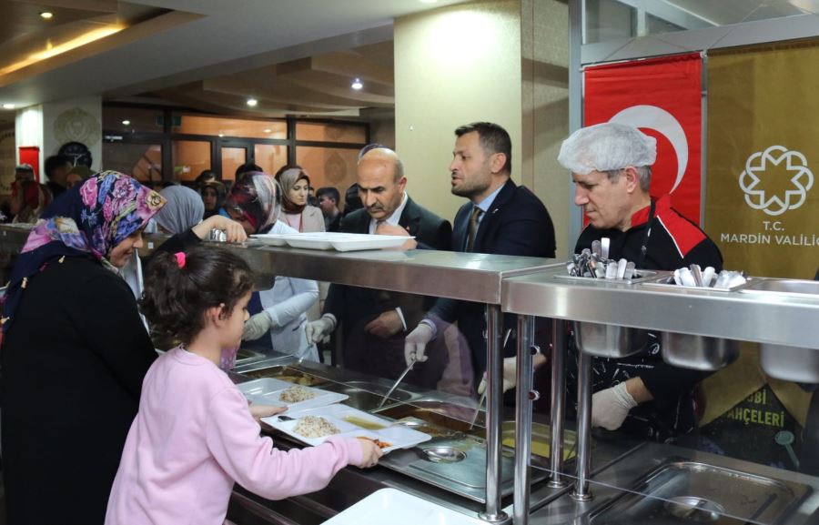 Mardin Valisi  Demirtaş, Midyat İlçesinde Depremzedelerle İftarda Bir Araya Geldi