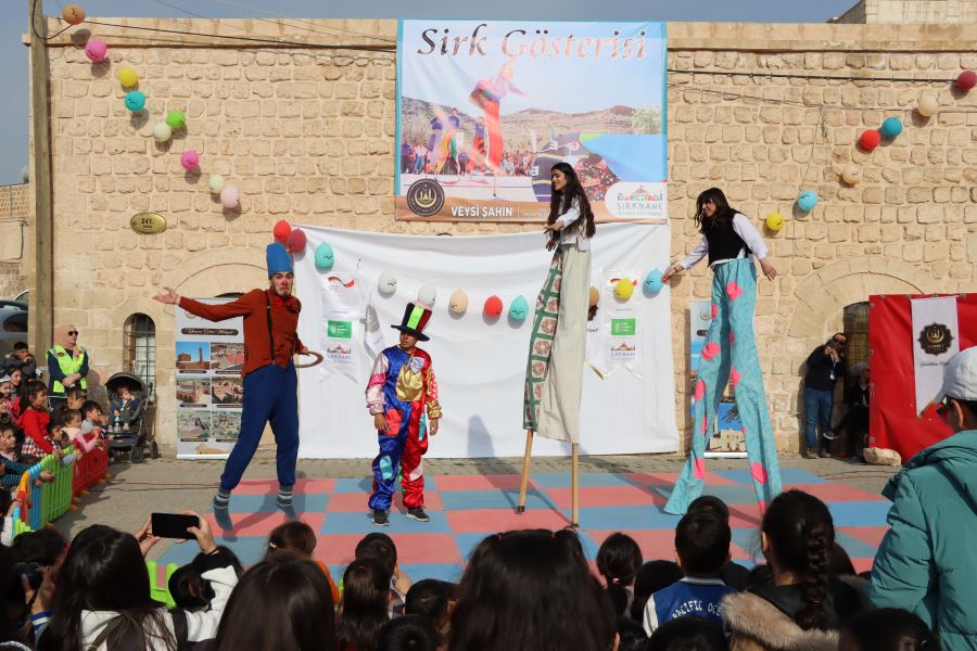 Midyat’ta Depremzede çocuklara sirk gösterisi  