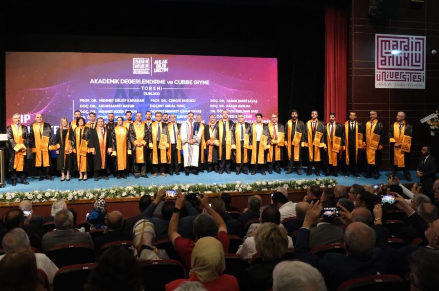 Artuklu Üniversitesinde Akademik Yükseliş Gösteren 110 Öğretim Üyesi  Yeni Cübbelerini Giydi
