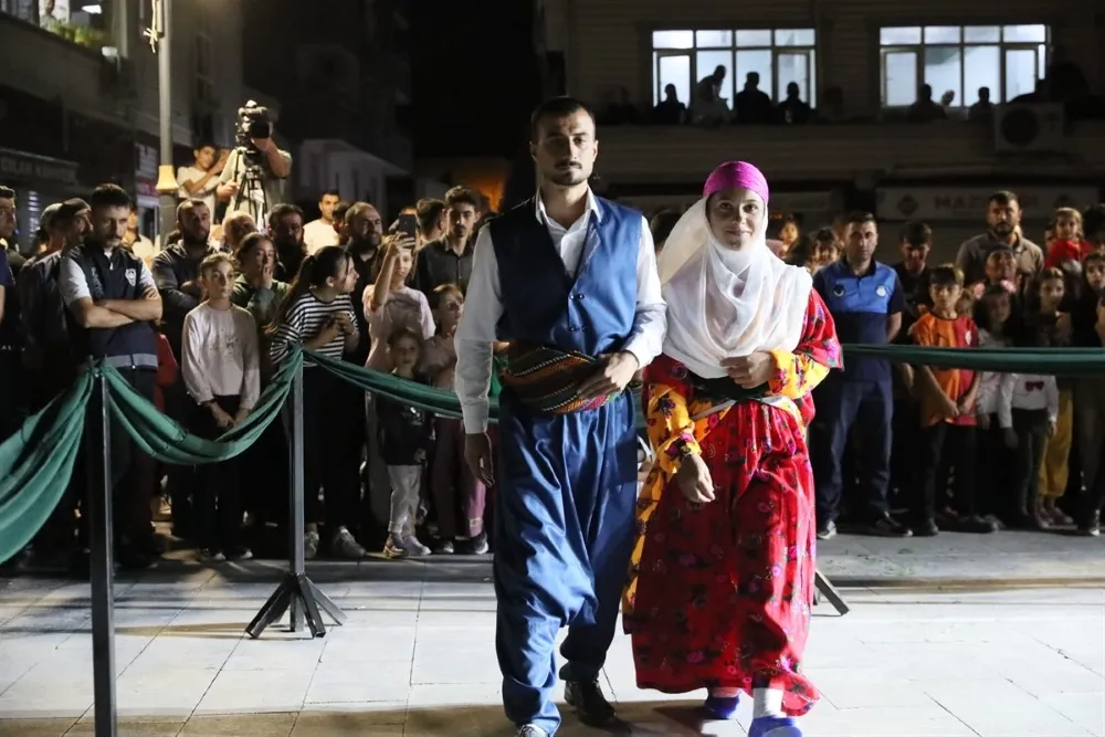 Mazıdağı Kadın Kültür Festivali’nde Yöresel Kıyafetler Tanıtıldı