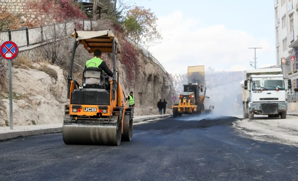 Mardin Büyükşehir Belediyesi , bozulan yollarda yama asfalt çalışması Başlattı