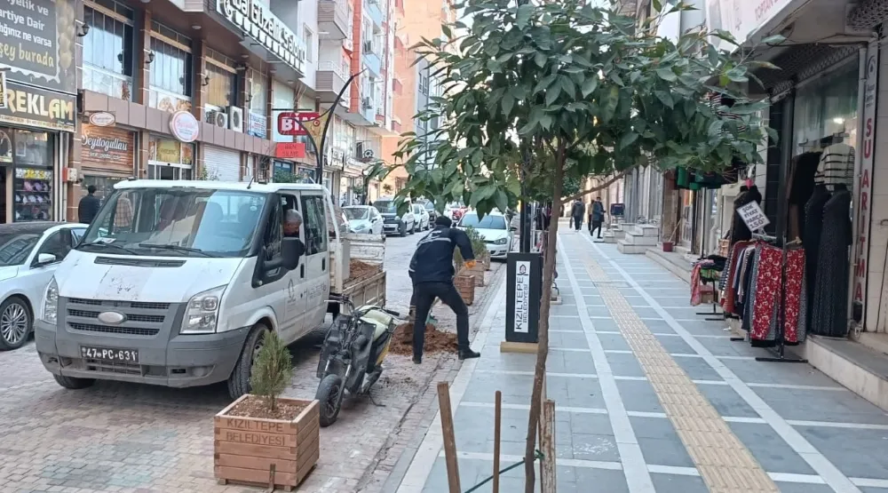 Kızıltepe Kilise Caddesi’ne dekoratif saksılar yerleştiriliyor