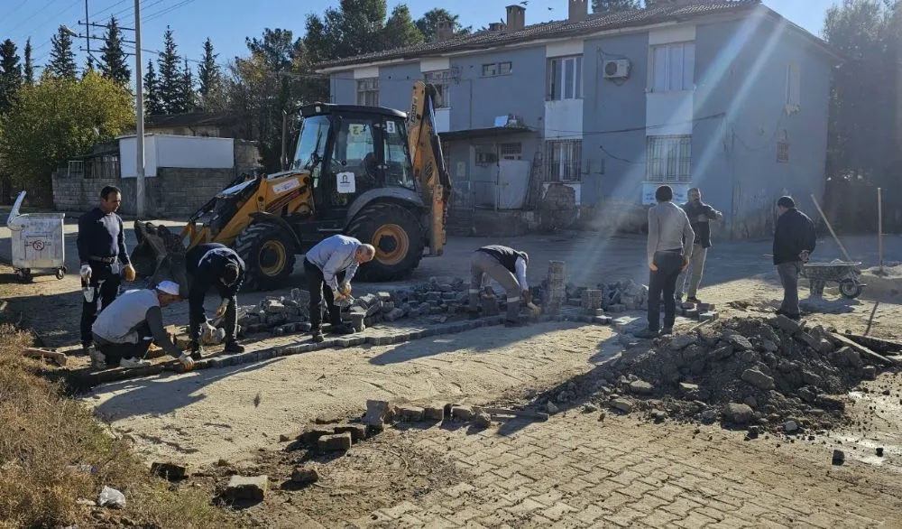 Kızıltepe ilçesi  Şenyurt Mahallesi’nde caddeler onarılıyor