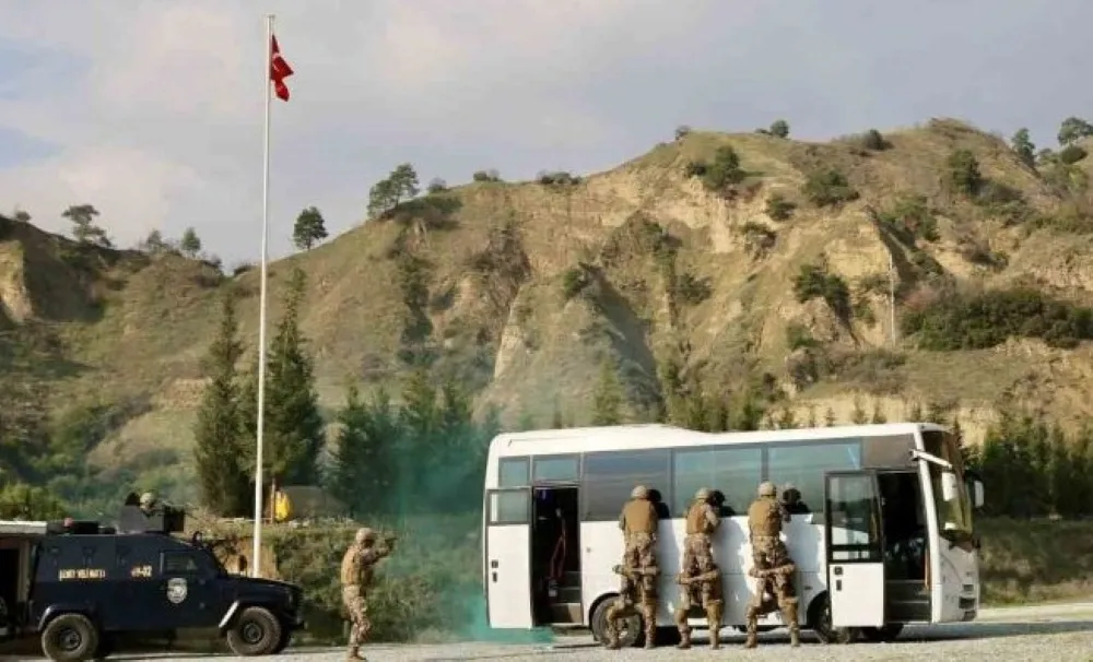 Özel Harekat Polislerinin Tatbikatı Gerçeği Aratmadı