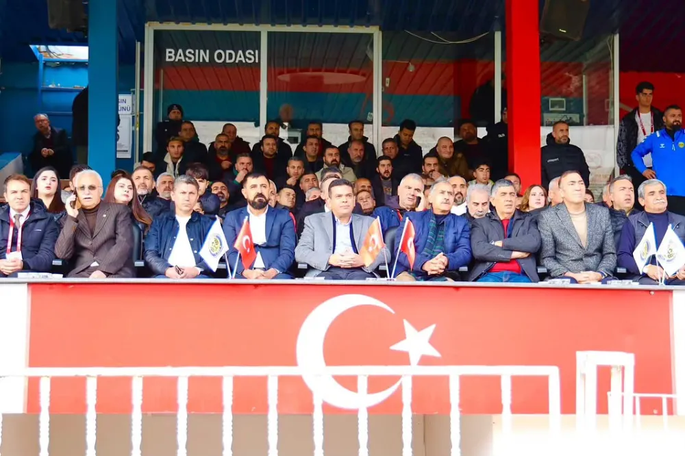 KIZILTEPE KAYMAKAMI ABDULLAH ŞAHİN KIZILTEPE 47 SPOR KULÜBÜNÜN MAÇINI TRİBÜNDEN İZLEDİ