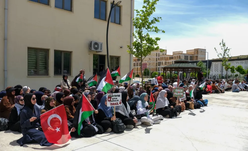 Mardin Artuklu Üniversitesi Öğrencilerinden  Gazze Katliamına Tepki İçin Oturma Eylemi   