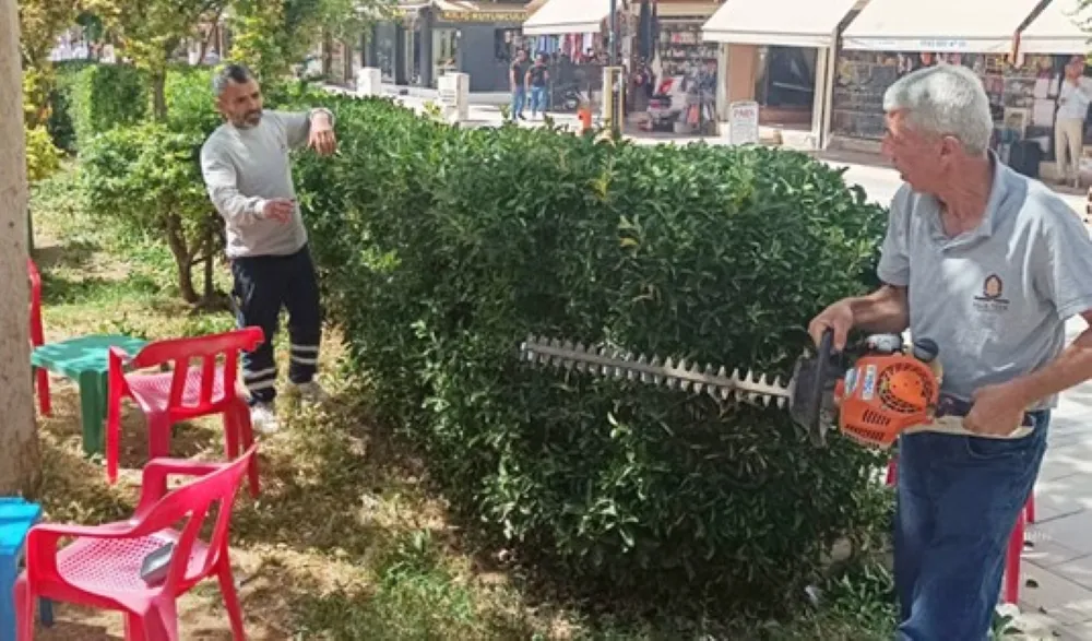 Kızıltepe Belediyesi Ekiplerinden Meydanda Bakım Çalışmaları  