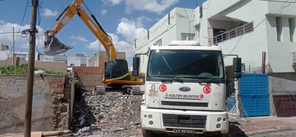 Kızıltepe Belediyesi Ekipleri Metruk Binanın Yıkımını Gerçekleştirdi