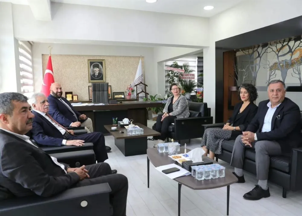 İngiltere İstanbul Başkonsolosu Poleo Mardin Büyükşehir Belediyesini Ziyaret Etti