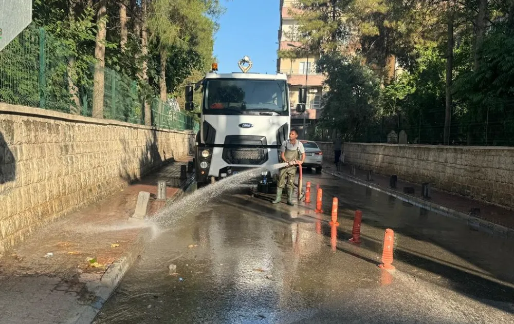 Kızıltepe İlçesinde Bayram öncesi caddeler yıkanıyor