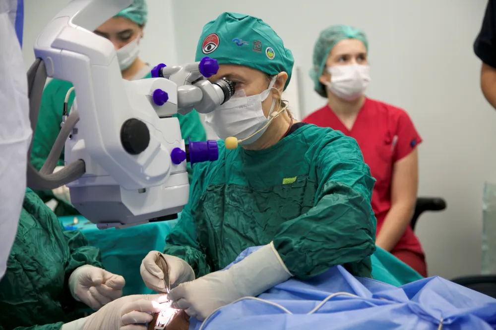 Türk göz doktorları cerrahide   dünyaya örnek oluyor  