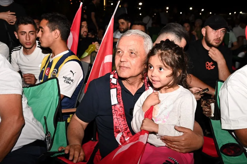 Mamaklılar Türkiye-Çekya  Maçını Dev Ekrandan İzledi
