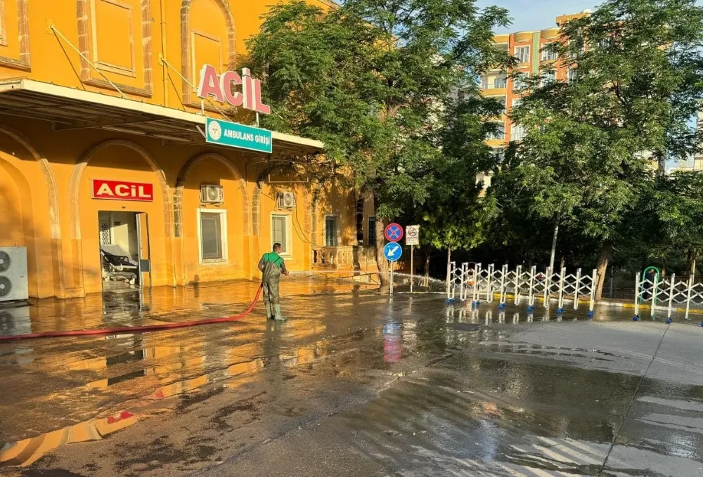 Kızıltepe Devlet Hastanesi  Bahçesi Tazyikli Su İle Yıkandı