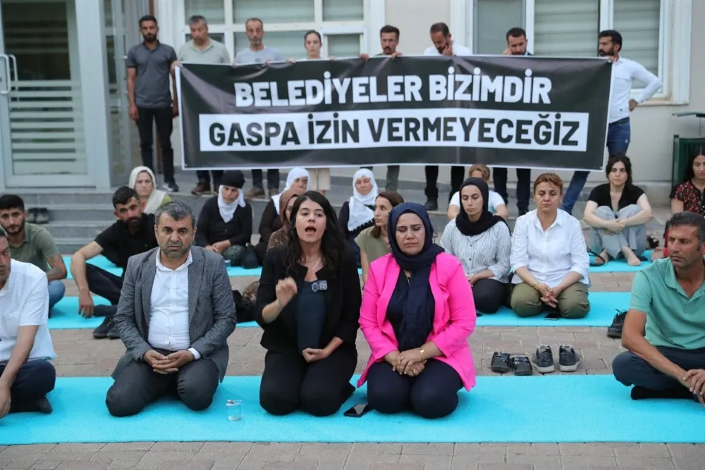 Mardin Büyükşehir Belediyesi önünde nöbet eylemi başlatıldı 
