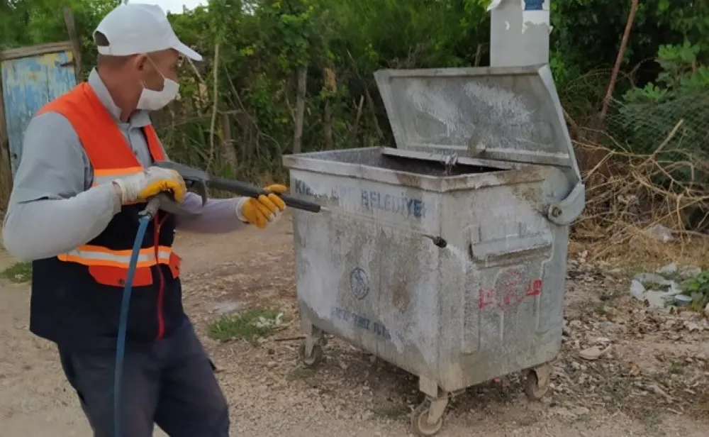 Kızıltepe İlçesinde Çöp sepetleri ve konteynırları ilaçlanıp yıkanıyor