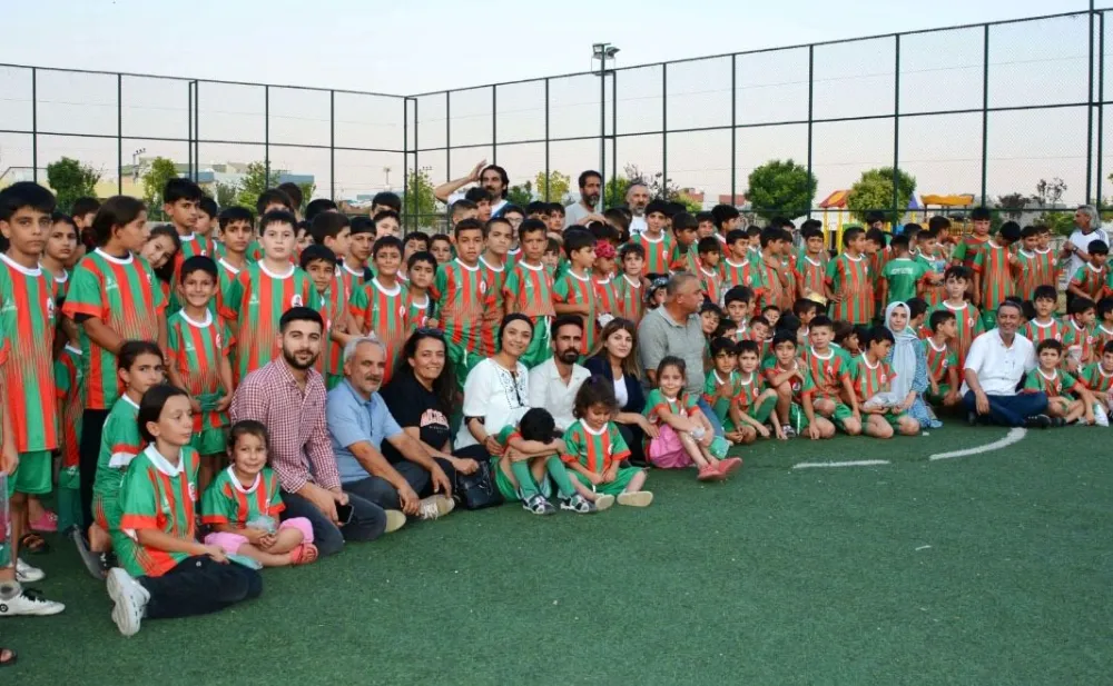  Kızıltepe İlçesinde Futbol Kursu  öğrencilerine forma dağıtıldı