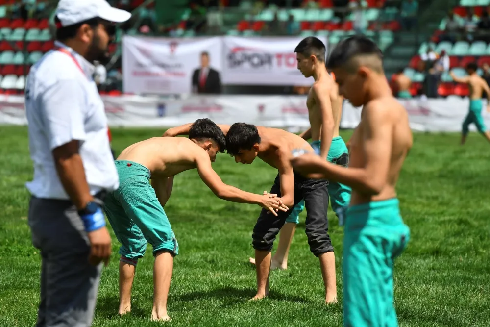 ANKARA 1. GELENEKSEL TAHA AKGÜL KARAKUCAK GÜREŞLERİ’ BAŞLDI!