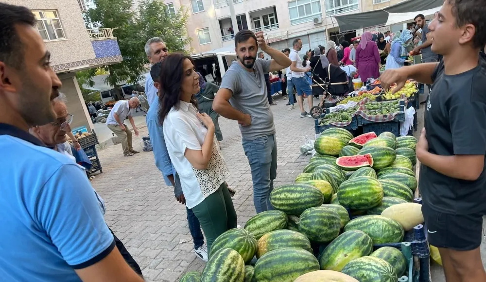 Artuklu Belediyesi Eş Başkanı  Ölker, Perşembe Semt Pazarını Ziyaret Etti