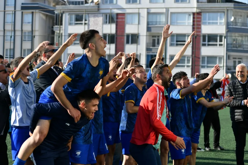 Mamak Belediyesi, Karşıyaka İdman Yurdu’nu 2-1 yenerek bir üst lige yükseldi