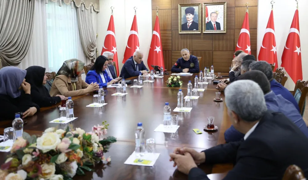 İÇİŞLERİ BAKANI YERLİKAYA DİYARBAKIRDA EVLAT NÖBETİ TUTAN ANNELER İLE BİRARAYA GELDİ