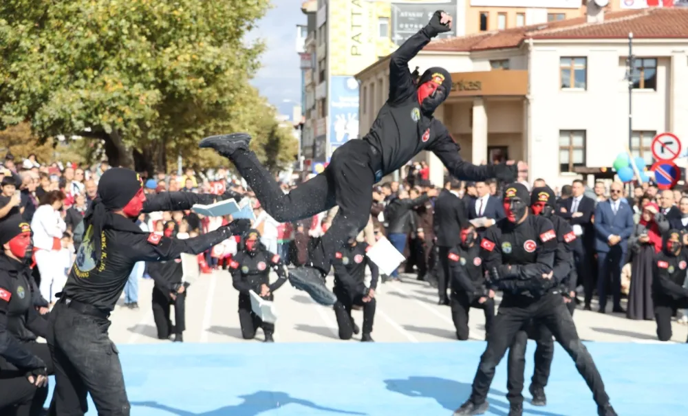 GÖSTERİ YAPAN JANDARMA KOMANDOLARA VATANDAŞLARDAN YOĞUN İLGİ