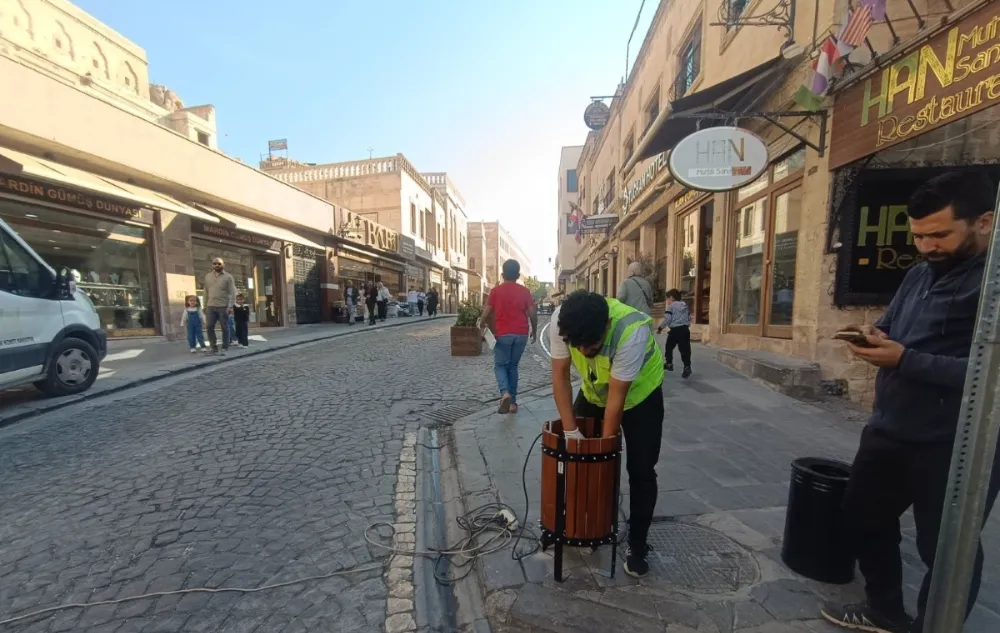 Mardin Büyükşehir Belediyesi Artuklu 1. Cadde’de Çöp Kovalarını Yeniliyor