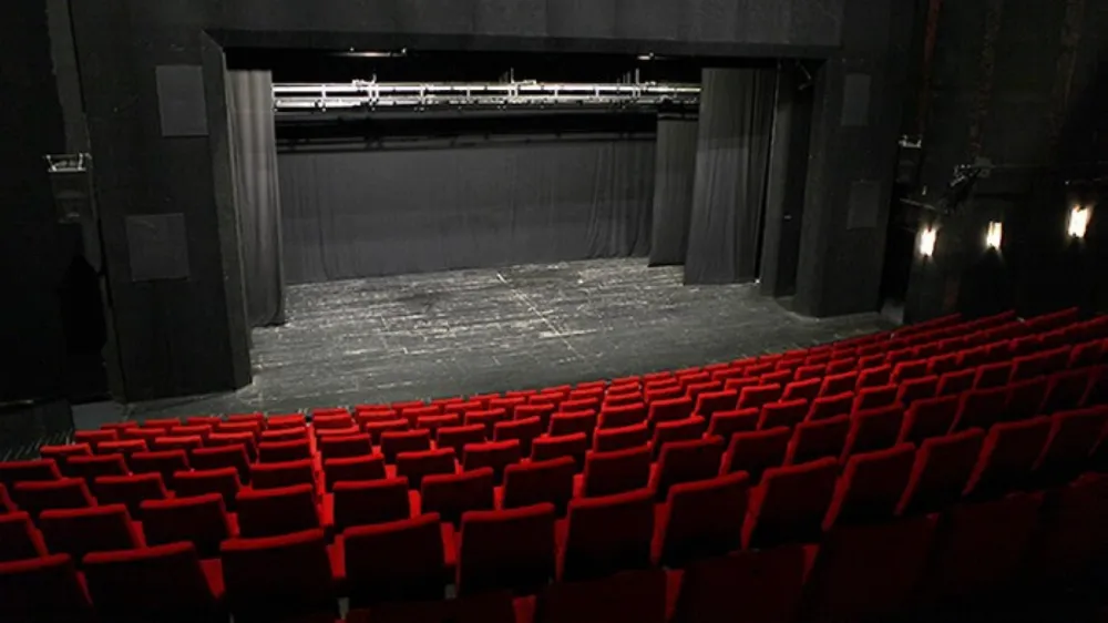 Tiyatro Mitos  Darüşşafakalı öğrenciler için her oyunda 10 koltuk ayrıyor