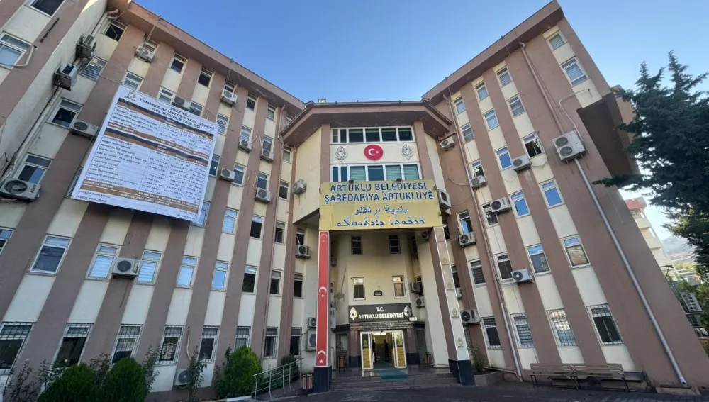 ARTUKLU BELEDİYESİ 3 AYLIK GELİR/GİDERLERİNİ ASTIĞI PANKARTLA KAMUOYU İLE PAYLAŞTI