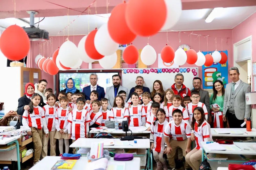   GENÇLERE GEMLİKSPOR FORMALARI DAĞITILDI