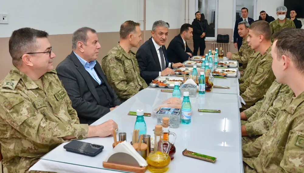 MARDİN VALİSİ TUNCAY AKKOYUN MEHMETÇİKLERLE KARAVANAYA  KAŞIK SALLADI